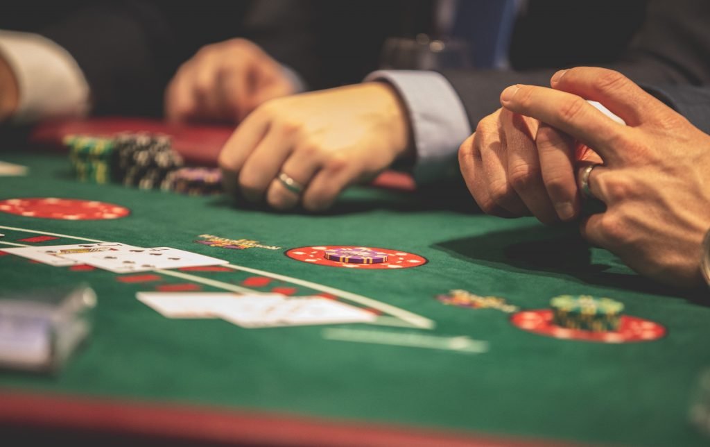 WHICH HAS BETTER ODDS: BACCARAT OR BLACKJACK?